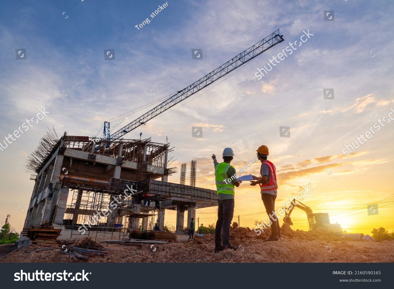 معمار و مهندس عمران در حال بررسی پیشرفت پروژه ساختمانی در یک منطقه گردشگری